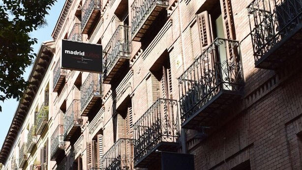 Un edificio de varios pisos con un letrero que indica 'Madrid'.