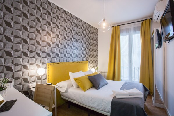 Minibar, escriptori, wifi gratuïta i roba de llit 