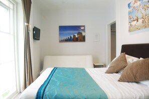 Habitación doble, baño en la habitación (Large, with Balcony, First Floor) | Wifi gratis y ropa de cama 