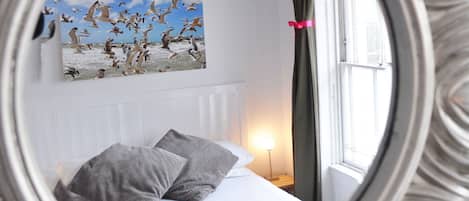 Deluxe tweepersoonskamer, en-suite badkamer, op benedenverdieping (1 King Bed) | Gratis wifi, beddengoed