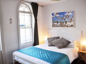 Kahden hengen deluxe-huone, kylpyhuone makuuhuoneen yhteydessä, pohjakerroksessa (1 King Bed) | Ilmainen Wi-Fi, vuodevaatteet