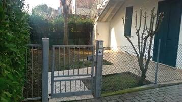 Pintu masuk properti