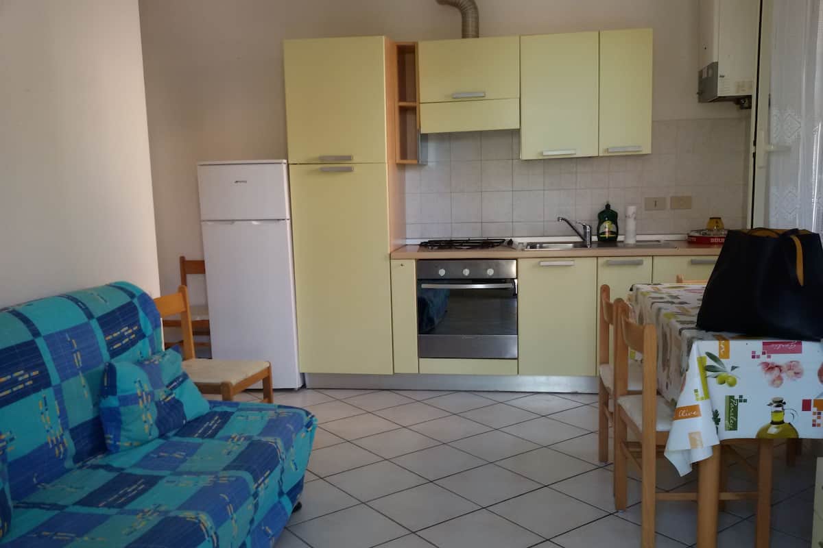 Apartment, 2 Bedrooms | Private kitchen | Fridge, oven, stovetop, cookware/dishes/utensils