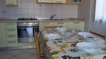 Apartment, 3 Bedrooms | Private kitchenette | Fridge, oven, stovetop, cookware/dishes/utensils