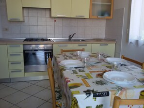 Apartment, 3 Schlafzimmer | Eigene Kochnische | Kühlschrank, Ofen, Herdplatte, Kochgeschirr/Geschirr/Besteck