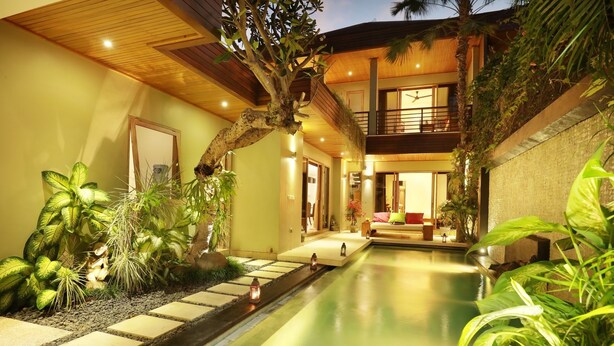 A modern house with a swimming pool, a balcony, and lush greenery. - The Hotman Paris II Seminyak (Seminyak)