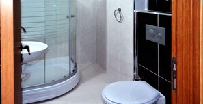 Regadera, amenidades de baño gratuitas, secadora de cabello, pantuflas