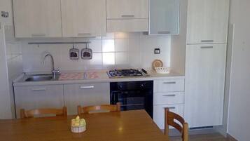 Apartemen, 2 kamar tidur | Dapur kecil pribadi | Lemari es, kompor, dan peralatan masak/sendok-piring