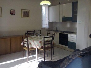 Apartment, 3 Schlafzimmer | Eigene Kochnische | Großer Kühlschrank, Ofen, Herdplatte, Kochgeschirr/Geschirr/Besteck