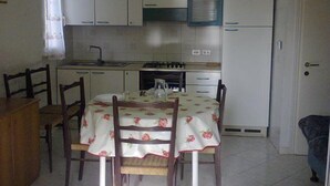 Departamento, 3 habitaciones | Cocineta privada