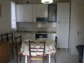 Apartment, 3 Schlafzimmer | Eigene Kochnische | Großer Kühlschrank, Ofen, Herdplatte, Kochgeschirr/Geschirr/Besteck