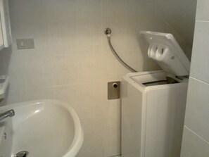 Apartment, 3 Schlafzimmer | Badezimmer | Dusche, Bidet, Handtücher