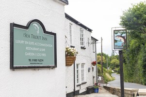 Señal para The Sea Trout Inn, un alojamiento de lujo con baño privado, restaurante y bar, además de un jardín con hogueras.