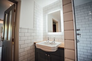 Bathroom - Farthings Hotel and Restaurant (Taunton)