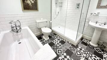 Habitación con 2 camas individuales, baño privado (Master Bedroom) | Baño