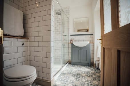 Bathroom. Farthings Hotel and Restaurant