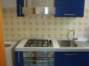 Apartment, 2 Bedrooms | Private kitchenette | Fridge, oven, stovetop, cookware/dishes/utensils - Federica Vacanze - Anna (Ravenna)