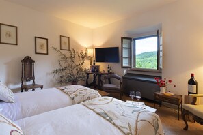 Superior Twin Room | 3 bedrooms, down comforters, free WiFi, bed sheets