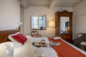 ألحفة محشوة بالريش وواي فاي مجانًا وملاءات أسرّة