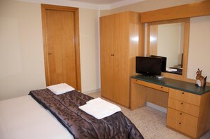 Blackout drapes, iron/ironing board, bed sheets - Locanda Al Centrale (Caprino Veronese)