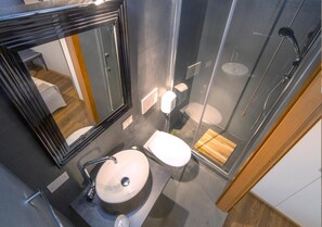 Shower, rainfall showerhead, free toiletries, hair dryer