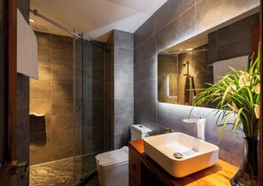 Deluxe Double Room | Shower kamar mandi