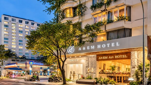 Un hôtel doté d’une façade moderne, d’une entrée imposante et d’un espace de stationnement bien visible.