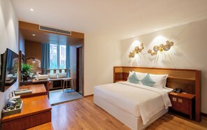 Executive Double Room | Een minibar, een kluis op de kamer, een bureau, een laptopwerkplek