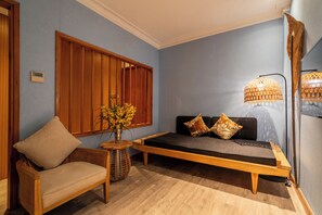 Corner Suite | 거실 | 케이블 채널 시청이 가능한 42인치 LCD TV, TV