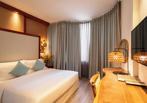 Corner Suite | Minibar, in-room safe, desk, laptop workspace