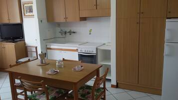 Apartment, 1 Bedroom | Private kitchenette | Fridge, stovetop, cookware/dishes/utensils