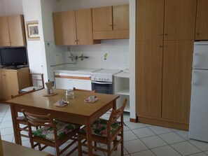 Apartemen, 1 kamar tidur | Dapur kecil pribadi | Lemari es, kompor, dan peralatan masak/sendok-piring