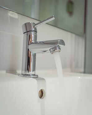 Basic Single Room | Bathroom | Shower, rainfall showerhead, towels - Firth Hotel & Restaurant (Lossiemouth)
