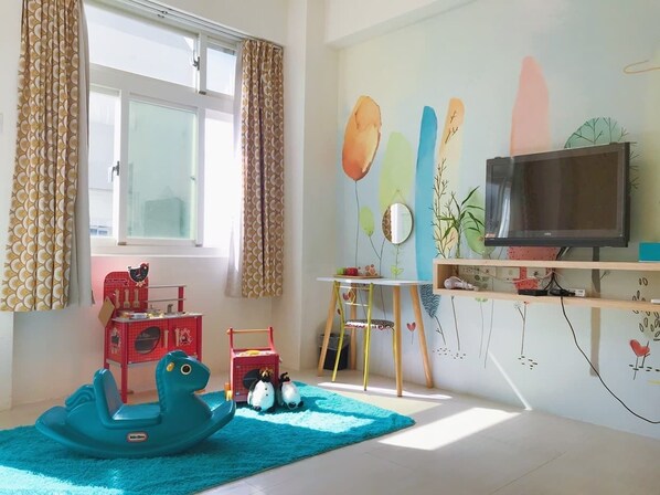 Decoración personalizada, escritorio y espacio para trabajar con laptop