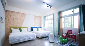 Decoración personalizada, escritorio y espacio para trabajar con laptop