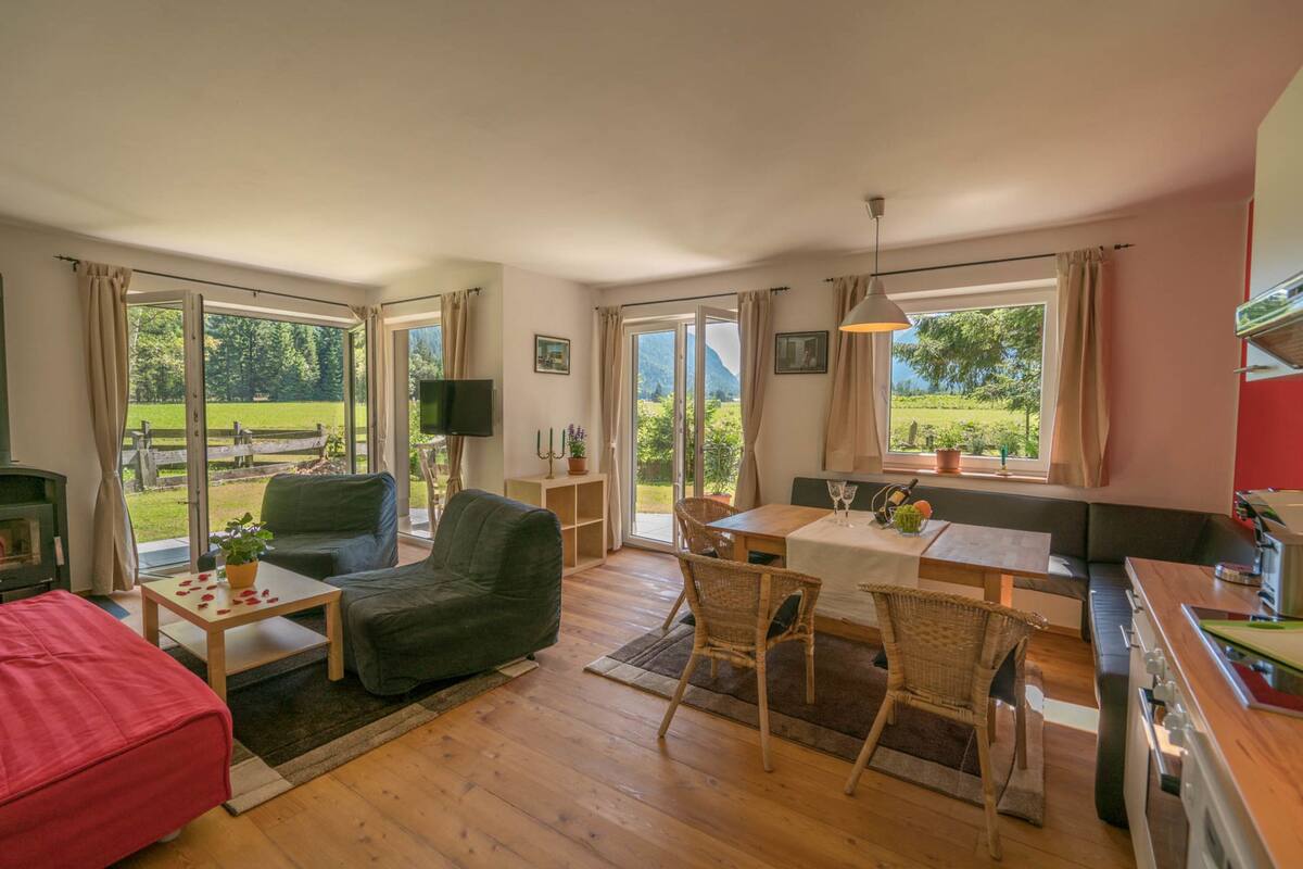 Comfort-Apartment, 2 Schlafzimmer, Bergblick, zum Garten hin | Wohnbereich
