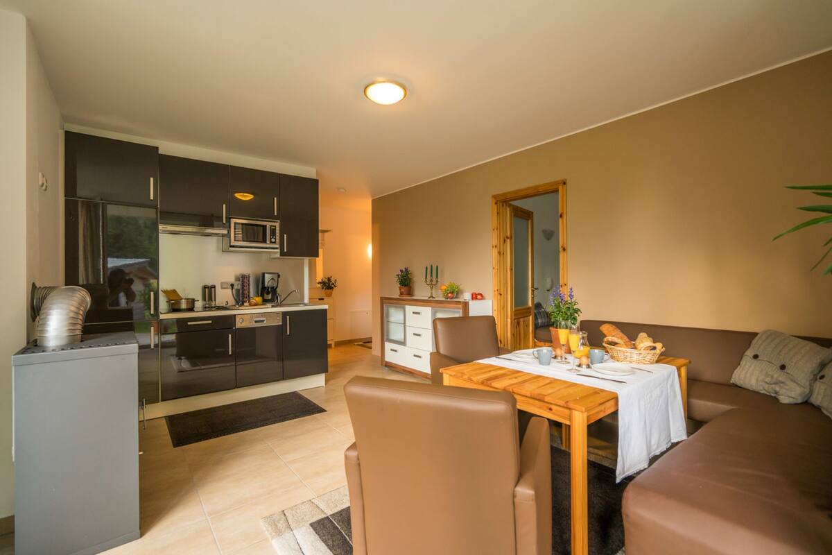 Comfort-Apartment, 2 Schlafzimmer, Terrasse, Bergblick | Essbereich im Zimmer
