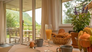 Deluxe appartement, 2 slaapkamers, sauna, uitzicht op bergen (Edelweiss) | Dineren op de kamer