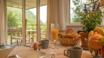 Deluxe Apartment, 2 Bedrooms, Sauna, Mountain View (Edelweiss) | In-room dining