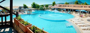 Piscine extérieure, chaises longues