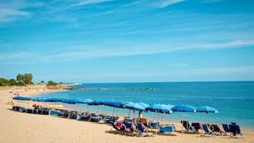 Aan een privéstrand, een gratis shuttleservice van/naar het strand