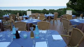 2 restaurants, breakfast served