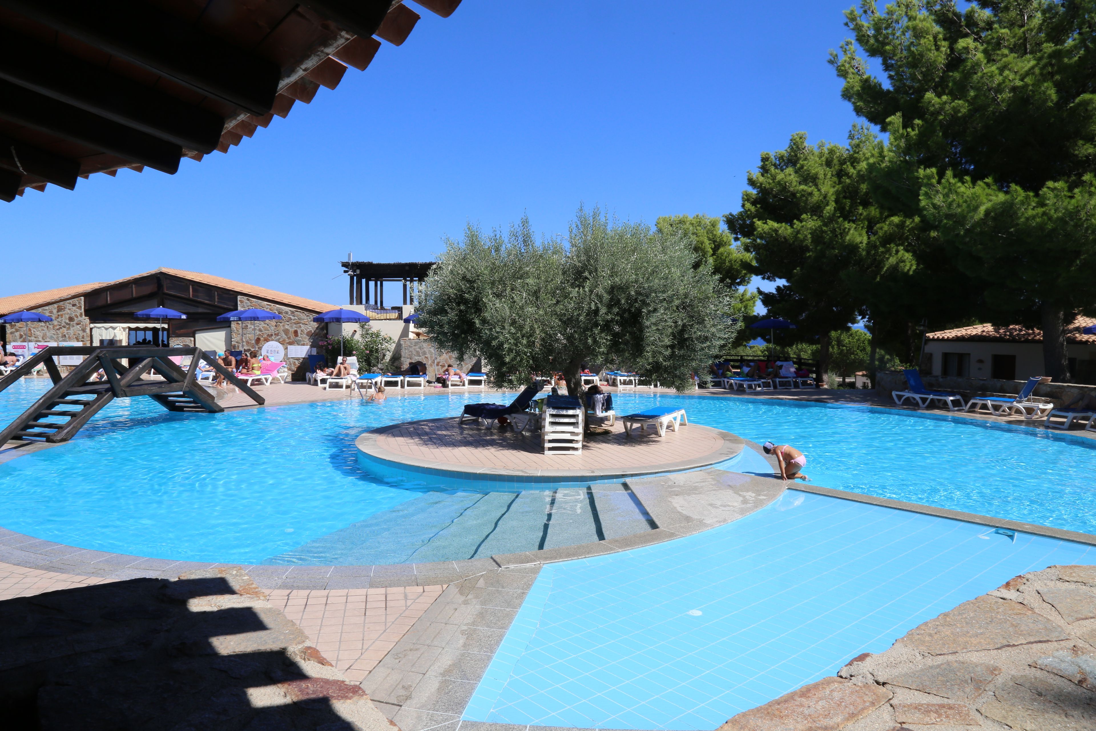 Piscine extérieure, chaises longues