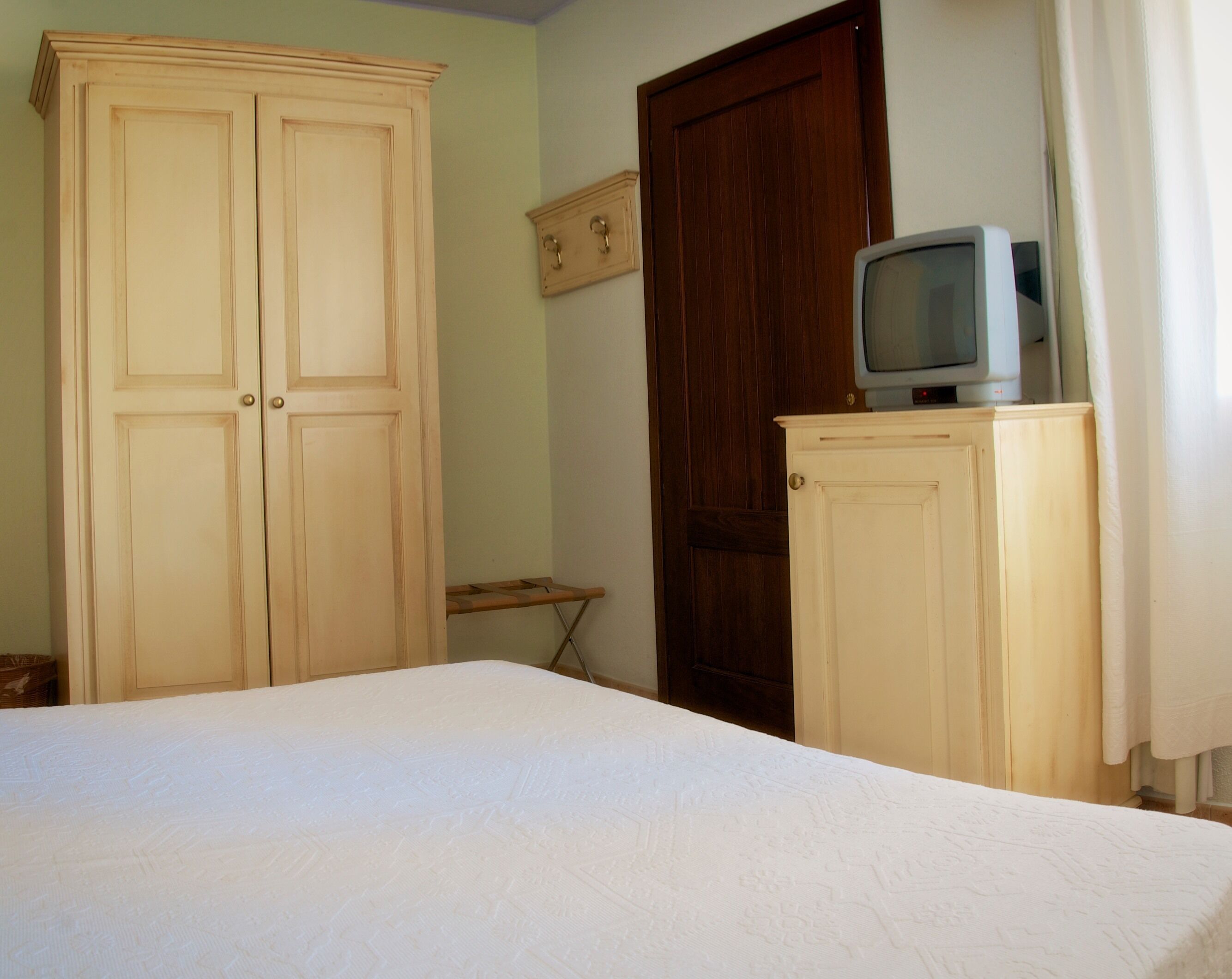 Een bureau, babybedden, beddengoed