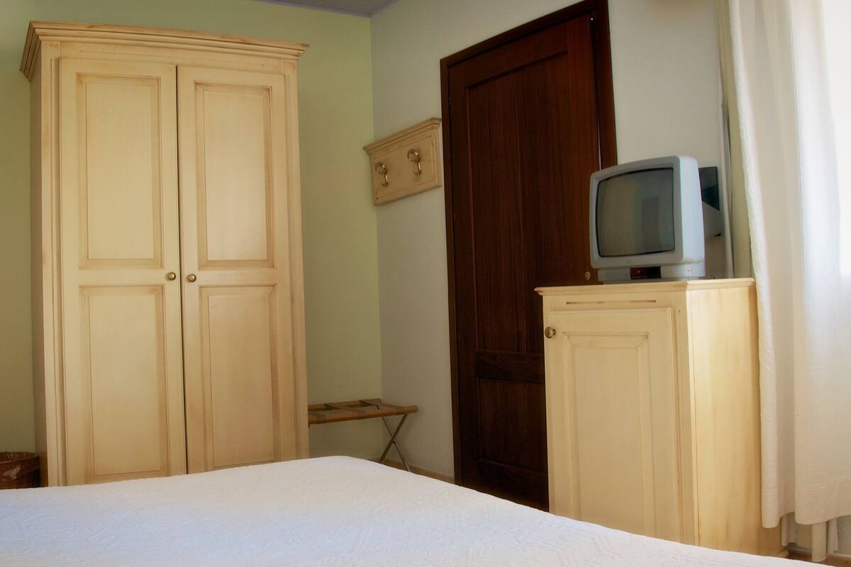 Bureau, lits bébé (en supplément), draps fournis