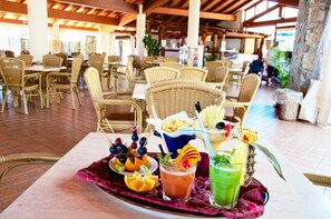 3 barer/lounger och bar vid poolen