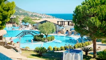 Piscina all'aperto, lettini