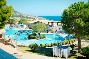 Outdoor pool, pool loungers - Club Esse Cala Gonone Beach Village (Dorgali)