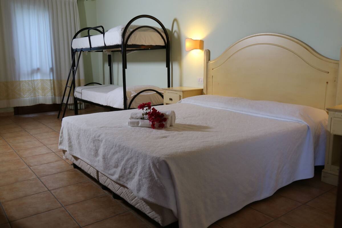 Bureau, lits bébé (en supplément), draps fournis