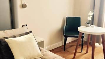 Deluxe-Doppel- oder -Zweibettzimmer, Balkon, Stadtblick | Minibar, Zimmersafe, Schreibtisch, schallisolierte Zimmer